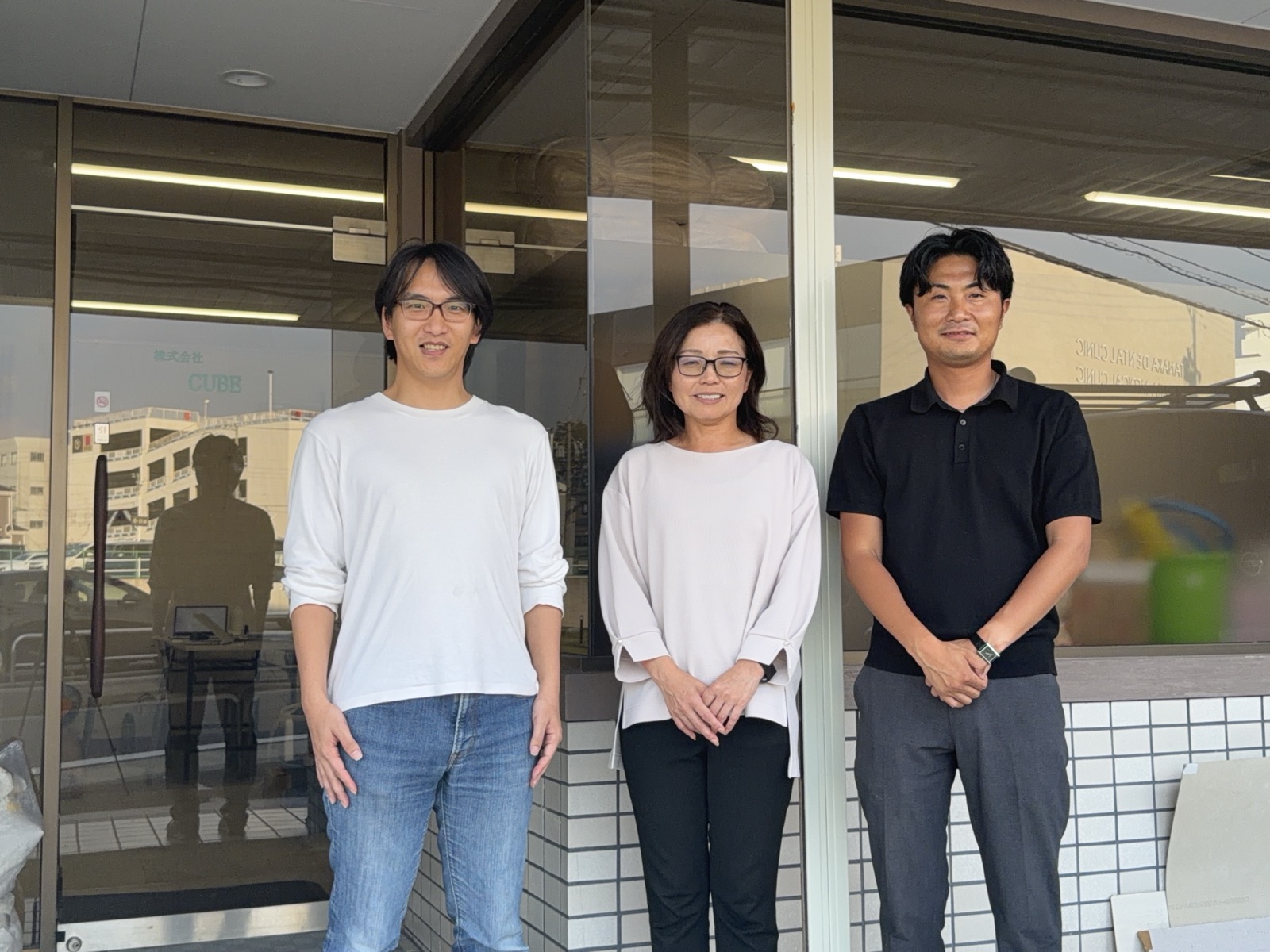株式会社CUBE様の事務所前で、担当者の方々とFREEのメンバー